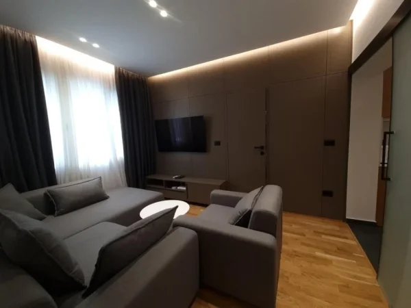 Tirane, jepet me qera apartament 1+1+Ballkon Kati 2, 70 m² 750 € (Rr. E Kavajes prane Garden Building)