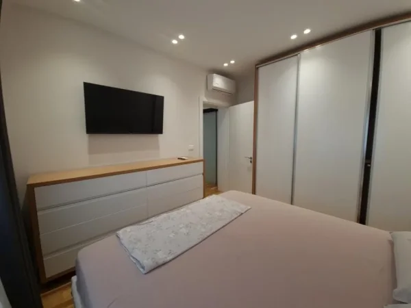 Tirane, jepet me qera apartament 1+1+Ballkon Kati 2, 70 m² 750 € (Rr. E Kavajes prane Garden Building)