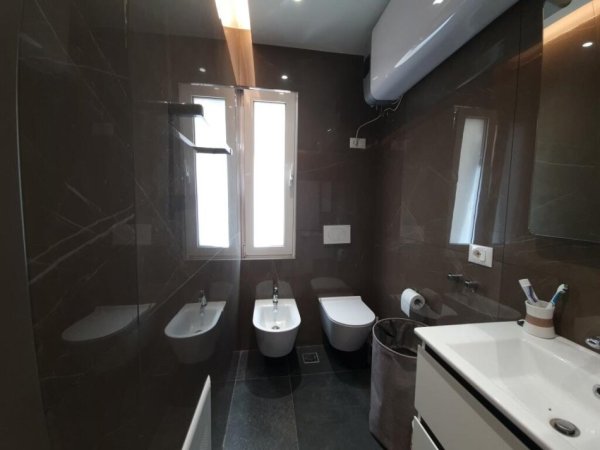 Tirane, jepet me qera apartament 1+1+Ballkon Kati 2, 70 m² 750 € (Rr. E Kavajes prane Garden Building)