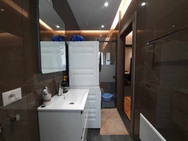 Tirane, jepet me qera apartament 1+1+Ballkon Kati 2, 70 m² 750 € (Rr. E Kavajes prane Garden Building)