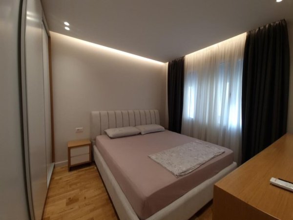 Tirane, jepet me qera apartament 1+1+Ballkon Kati 2, 70 m² 750 € (Rr. E Kavajes prane Garden Building)