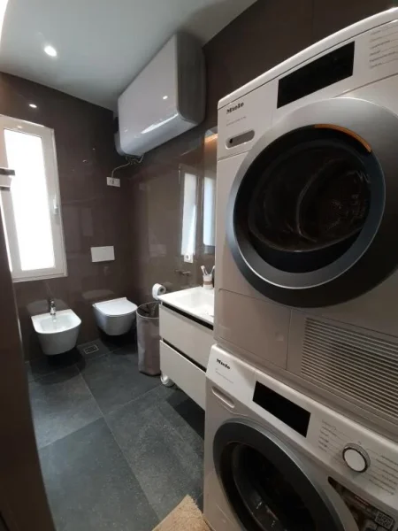 Tirane, jepet me qera apartament 1+1+Ballkon Kati 2, 70 m² 750 € (Rr. E Kavajes prane Garden Building)