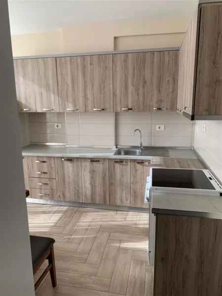 jepet me qera apartament Kati 2, 95 m² 700 € (ISH PARKU AUTOBUSAVE)
