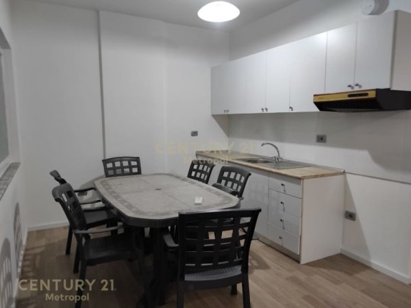 Tirane, jepet me qera zyre Kati 8, 70 m² 500 € (Myslym Shyri)