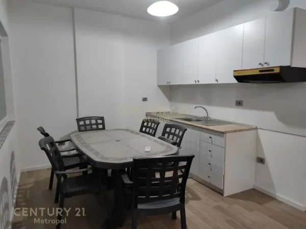 Tirane, jepet me qera zyre Kati 8, 70 m² 500 € (Myslym Shyri)