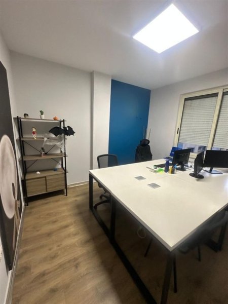 Tirane, jepet me qera zyre Kati 1, 140 m² 2.500 € (Blloku)