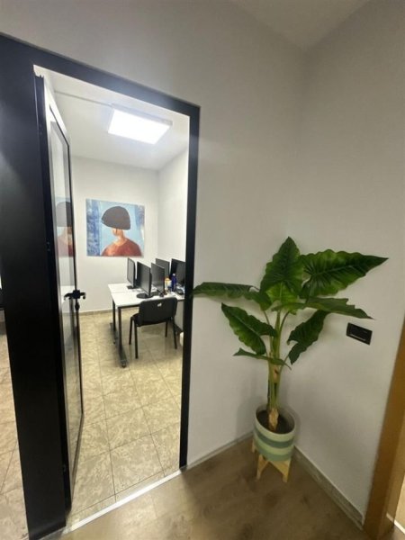 Tirane, jepet me qera zyre Kati 1, 140 m² 2.500 € (Blloku)