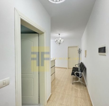 Tirane, jepet me qera ambjent biznesi Kati 3, 64 m² 700 € 