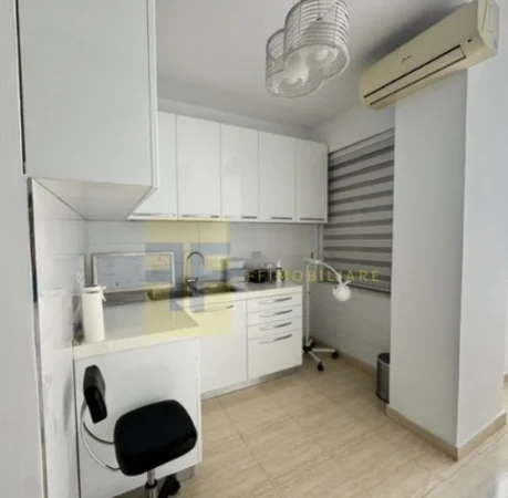 Tirane, jepet me qera ambjent biznesi Kati 3, 64 m² 700 € 