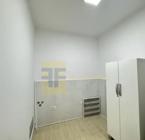Tirane, jepet me qera ambjent biznesi Kati 3, 64 m² 700 € 
