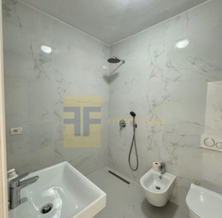 Tirane, jepet me qera ambjent biznesi Kati 3, 64 m² 700 € 