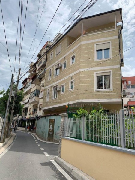 Tirane, shitet apartament 4+1 Kati 4, 630.000 € 