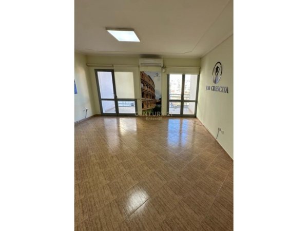 Tirane, jepet me qera zyre Kati 6, 113 m² 900 € (Zogu i Zi)