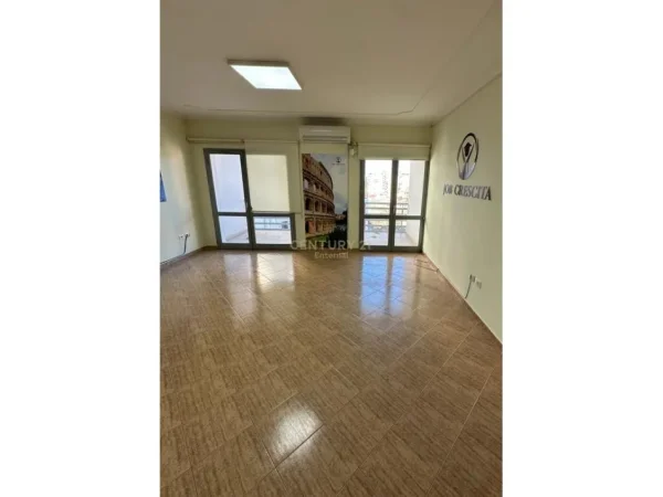 Tirane, jepet me qera zyre Kati 6, 113 m² 900 € (Zogu i Zi)