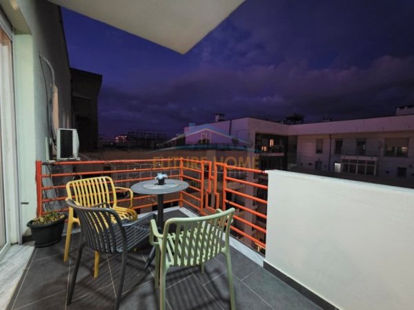 Tirane, jepet me qera apartament 1+1+Ballkon Kati 8, 68 m² 700 € (Pazari i Ri)