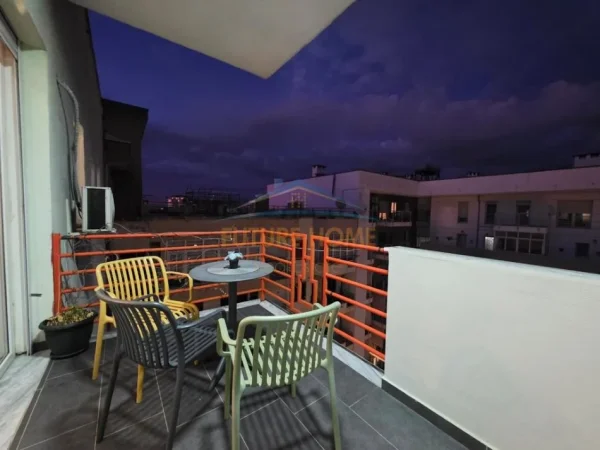 Tirane, jepet me qera apartament 1+1+Ballkon Kati 8, 68 m² 700 € (Pazari i Ri)