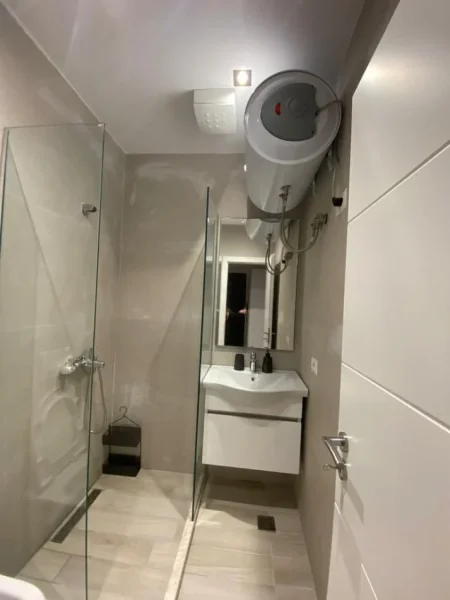 Tirane, jepet me qera apartament 2+1 Kati 1, 95 m² 700 € (21 DHJETORI PRANE INXHINIERISE SE NDERTIMIT)