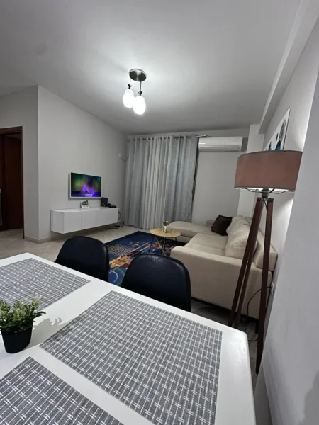 Tirane, jepet me qera apartament 1+1+Aneks+Ballkon Kati 5, 66 m² 650 € (Pallati Condorit)