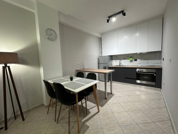 Tirane, jepet me qera apartament 1+1+Aneks+Ballkon Kati 5, 66 m² 650 € (Pallati Condorit)