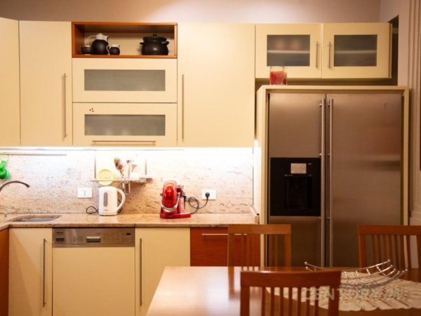 Tirane, jepet me qera apartament 3+1 Kati 7, 138 m² 900 € (Myslym shyri)