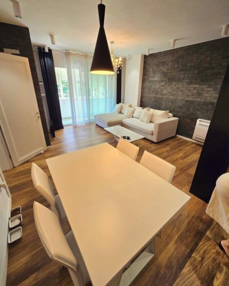 Tirane, shitet apartament 1+1 , 70 m² 230.000 € (petro nini)