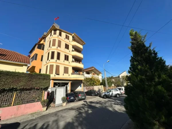 Tirane, jepet me qera ambjent biznesi , 1.450 m², 5 kate (Spitali Ushtarak)