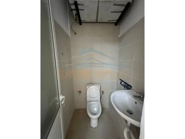 Tirane, jepet me qera ambjent biznesi Kati 0, 72 m² 1.000 € 