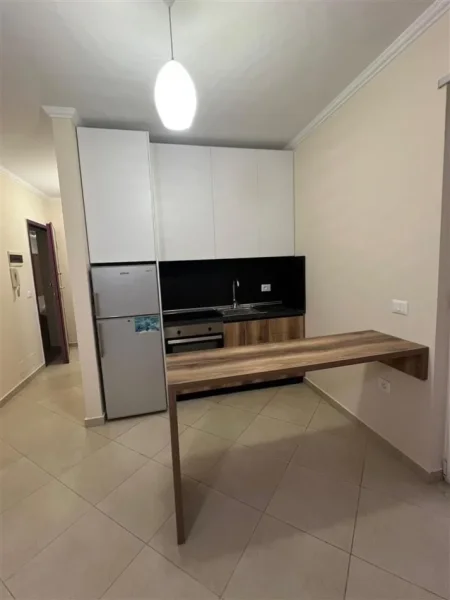 Tirane, jepet me qera apartament 1+1+Ballkon Kati 8, 70 m² 450 € (Astir)