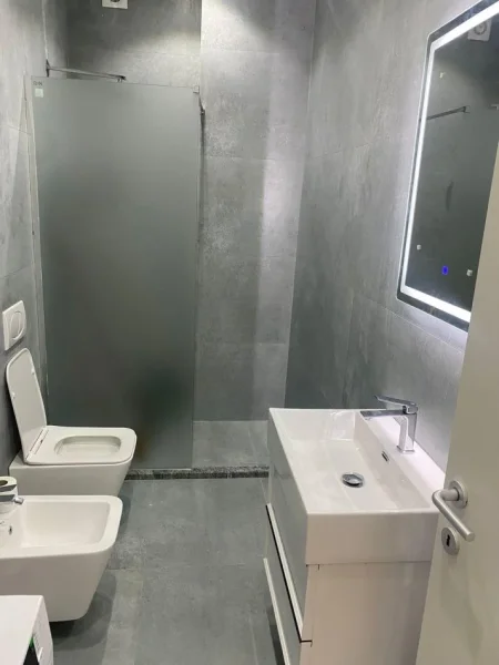 Tirane, jepet me qera apartament 1+1+Ballkon Kati 1, 65 m² 450 € (rruga fresku)