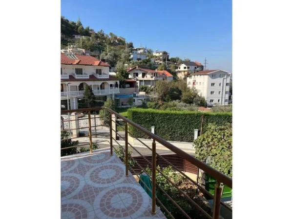 Tirane, jepet me qera apartament duplex 2+1 Kati 2, 100 m² 500 € (Rruga Sabaudin Gabrani)
