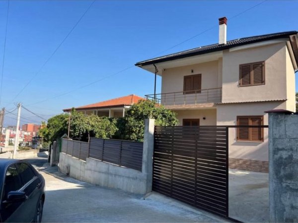 Tirane, jepet me qera apartament duplex 2+1 Kati 2, 100 m² 500 € (Rruga Sabaudin Gabrani)