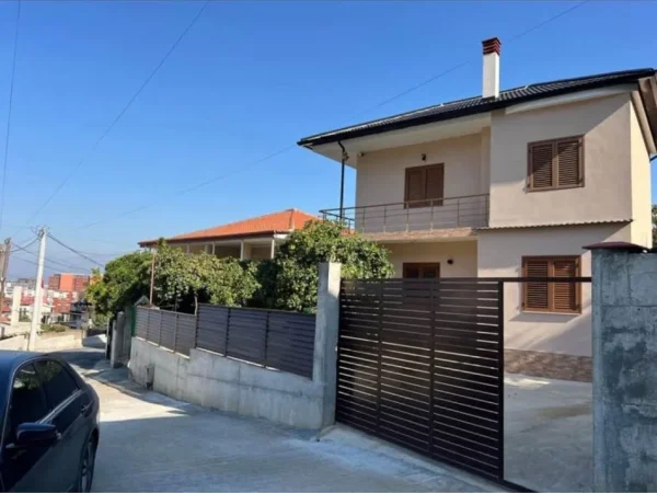 Tirane, jepet me qera apartament duplex 2+1 Kati 2, 100 m² 500 € (Rruga Sabaudin Gabrani)