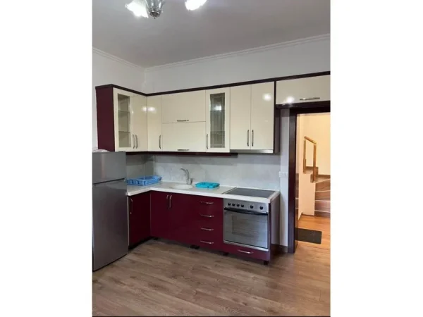 Tirane, jepet me qera apartament duplex 2+1 Kati 2, 100 m² 500 € (Rruga Sabaudin Gabrani)
