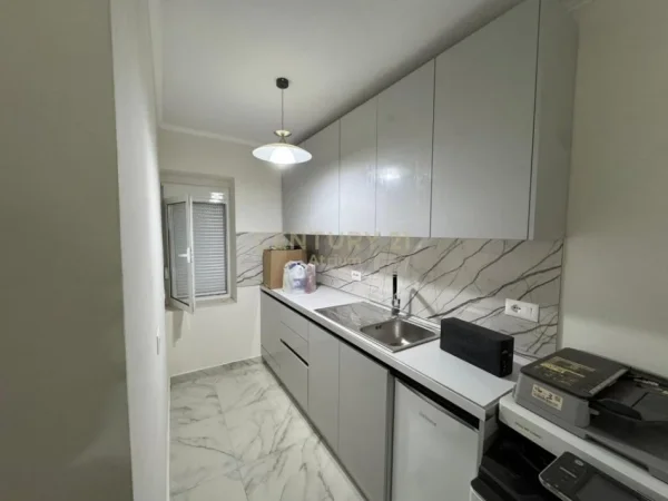 Tirane, shitet ambjent biznesi Kati 0, 120 m² 320.000 € (Nisheraku)