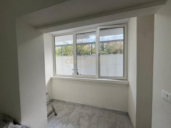 Tirane, shitet ambjent biznesi Kati 0, 120 m² 320.000 € (Nisheraku)