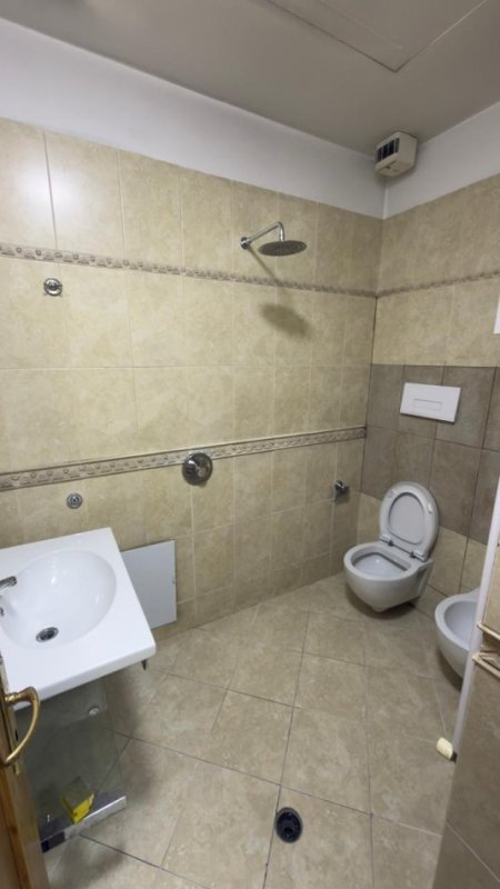 Tirane, jepet me qera apartament 3+1 Kati 3, 154 m² 1.500 € 
