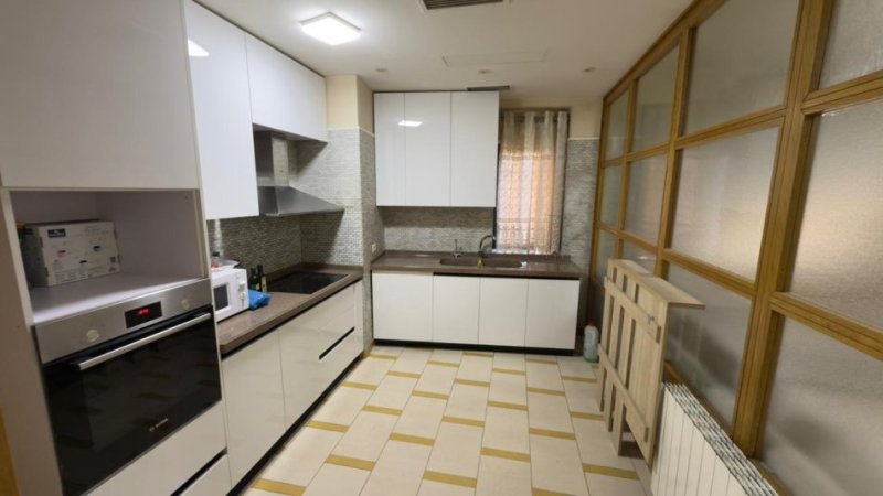 Tirane, jepet me qera apartament 3+1 Kati 3, 154 m² 1.500 € 