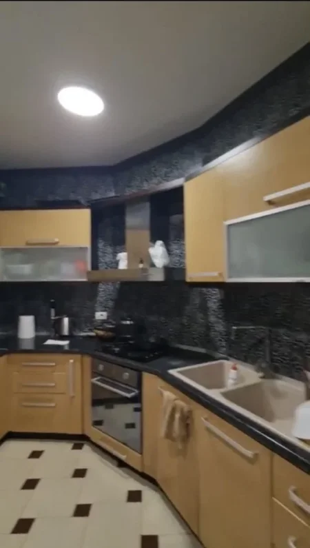 Tirane, jepet me qera apartament 2+1 Kati 3, 99 m² 460 € 