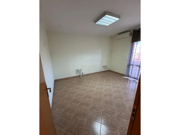 Tirane, jepet me qera zyre Kati 6, 113 m² 900 € (Zogu Zi)