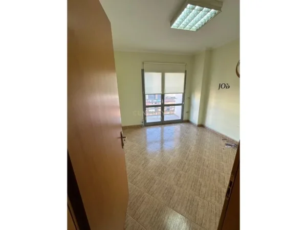 Tirane, jepet me qera zyre Kati 6, 113 m² 900 € (Zogu Zi)