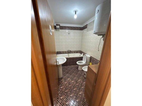 Tirane, jepet me qera zyre Kati 6, 113 m² 900 € (Zogu Zi)
