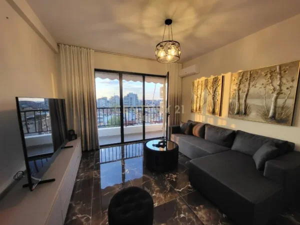 Tirane, jepet me qera apartament 1+1 Kati 8, 70 m² 800 € (Rruga e Durresit)