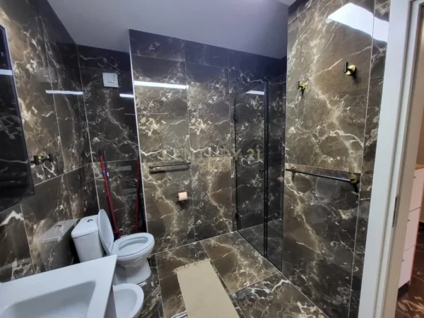 Tirane, jepet me qera apartament 1+1 Kati 8, 70 m² 800 € (Rruga e Durresit)