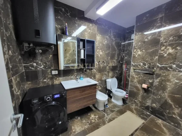 Tirane, jepet me qera apartament 1+1 Kati 8, 70 m² 800 € (Rruga e Durresit)