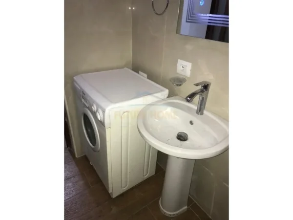 Shitet, Garsoniere, Rruga Ferit Xhajko, Tiranë.
