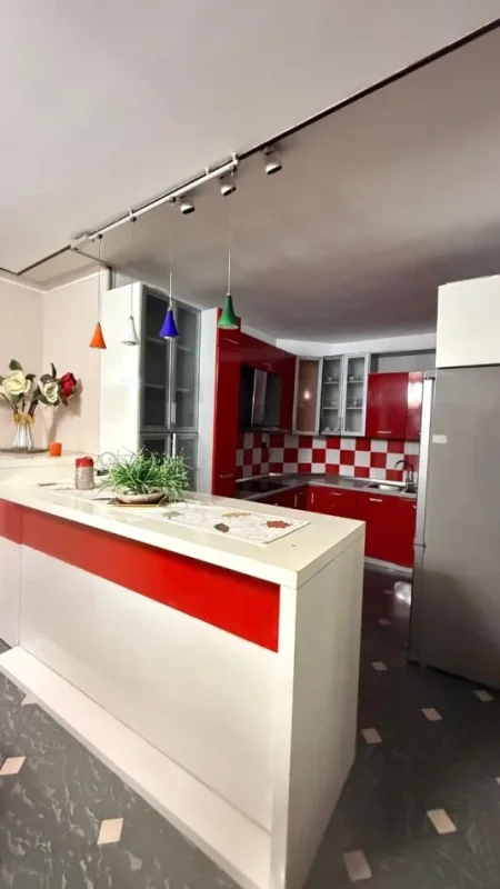 Tirane, jepet me qera apartament 3+1 Kati 7, 120 m² 750 € (Komuna Parisit)