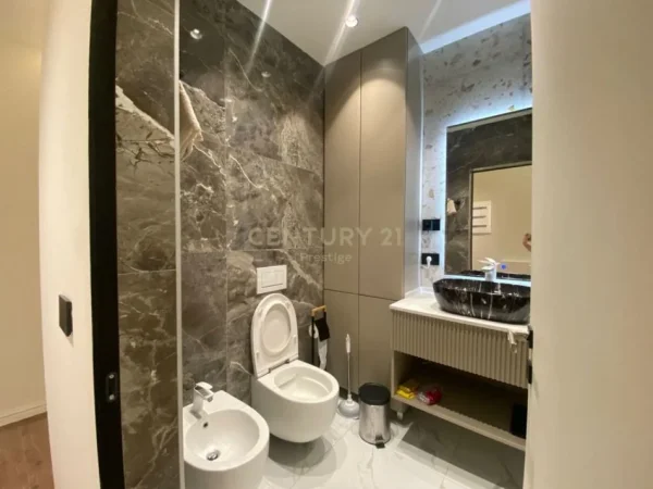 Tirane, jepet me qera apartament 2+1 Kati 3, 110 m² 1.700 € (Liqeni Thate)