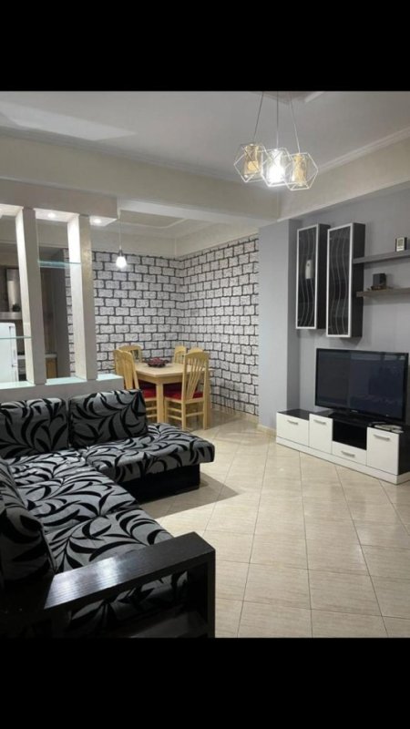 Tirane, jepet me qera apartament 2+1 Kati 1, 700 € 