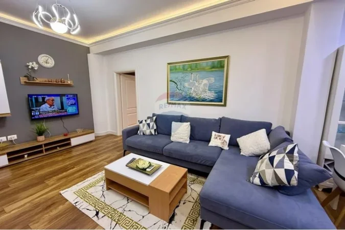 Tirane, jepet me qera apartament 1+1+Ballkon Kati 4, 70 m² 700 € (Rruga Margarita Tutulani)