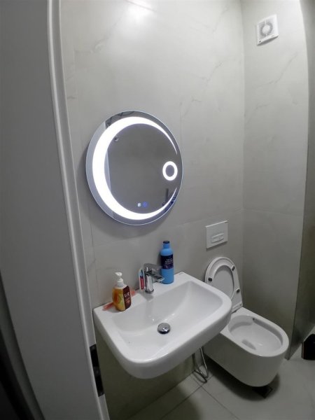 Tirane, jepet me qera apartament 1+1 Kati 7, 43 m² 450 € (ALI DEMI)